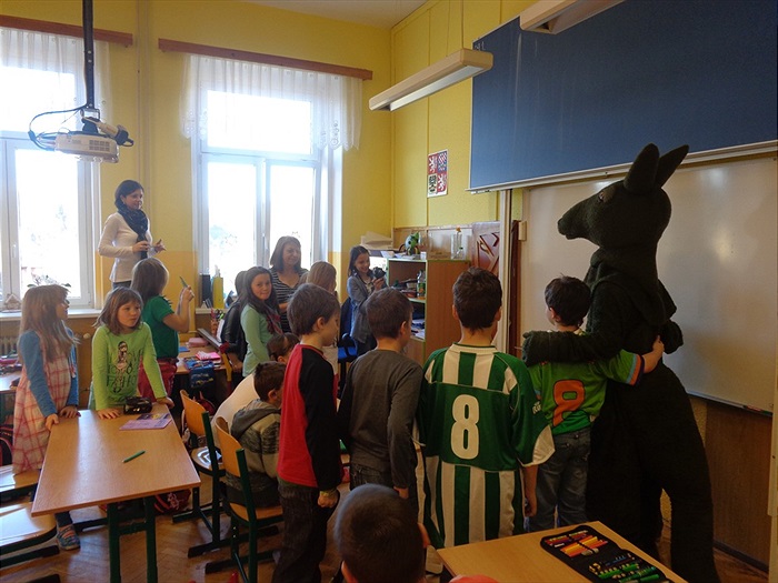 Klokan předává pololetní vysvědčení