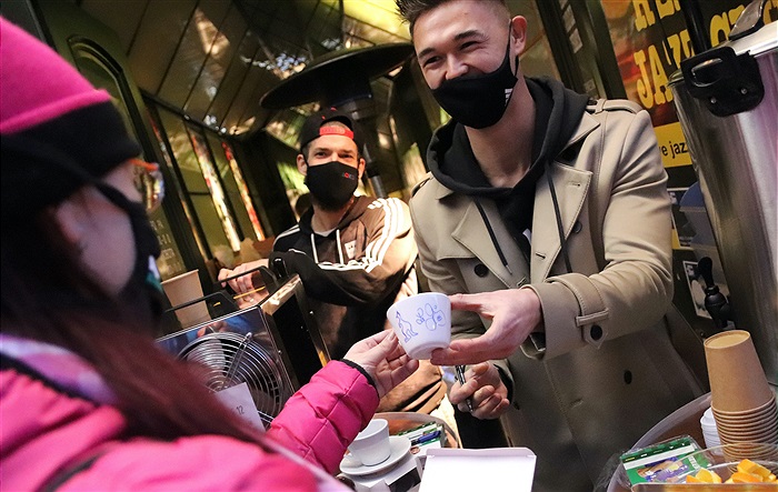 David Bartek a Patrik Le Giang se zúčastnili akce Srdcařské okénko