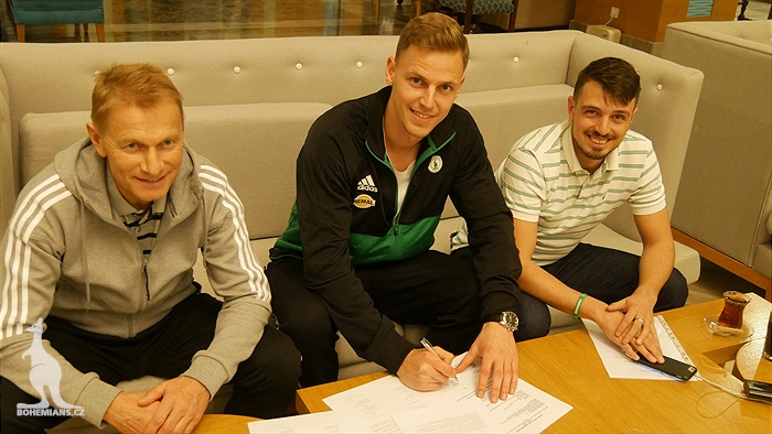 David Puškáč podepisuje smlouvu