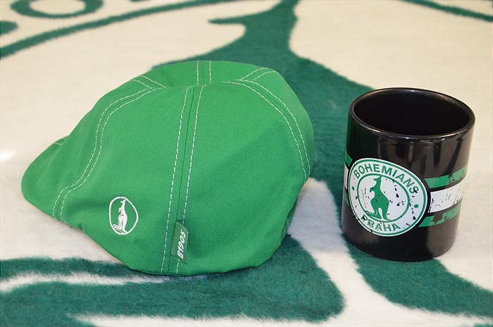 Nová zelená bekovka a černý hrnek