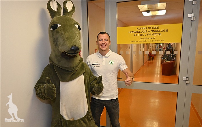 Klokani nadělili dárky dětem na onkologii v Motole.