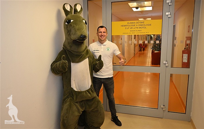 Klokani nadělili dárky dětem na onkologii v Motole.