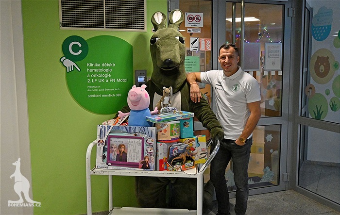 Klokani nadělili dárky dětem na onkologii v Motole.