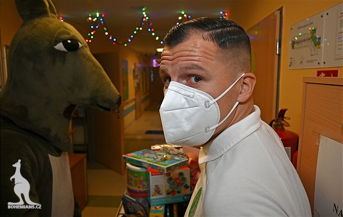 Klokani nadělili dárky dětem na onkologii v Motole.