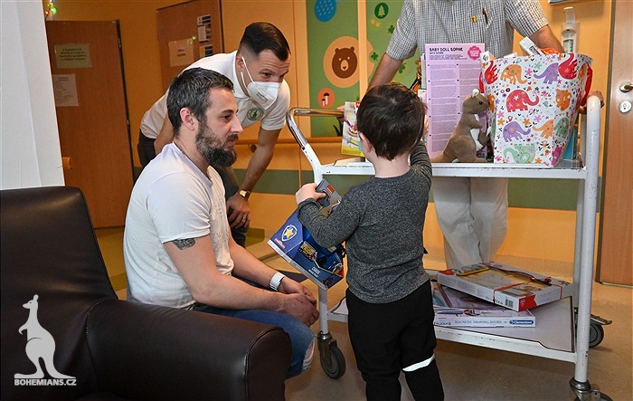 Klokani nadělili dárky dětem na onkologii v Motole.
