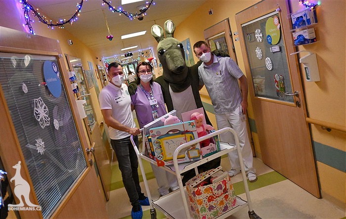 Klokani nadělili dárky dětem na onkologii v Motole.