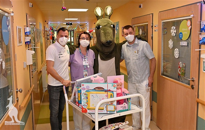 Klokani nadělili dárky dětem na onkologii v Motole.
