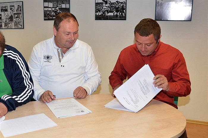 Podpis smlouvy - rekonstrukce trávníku