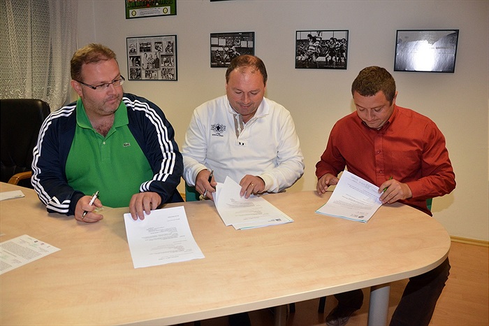 Podpis smlouvy - rekonstrukce trávníku