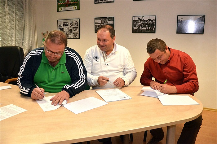 Podpis smlouvy - rekonstrukce trávníku