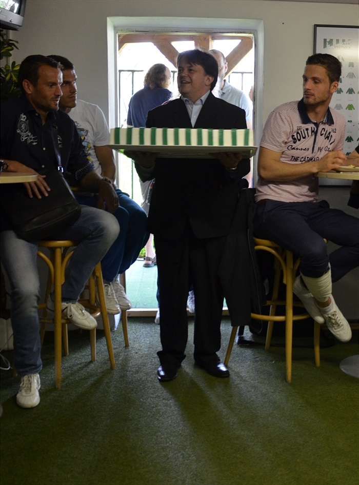 Starosta Bohumil Zoufalík přinesl hráčům slíbený dort