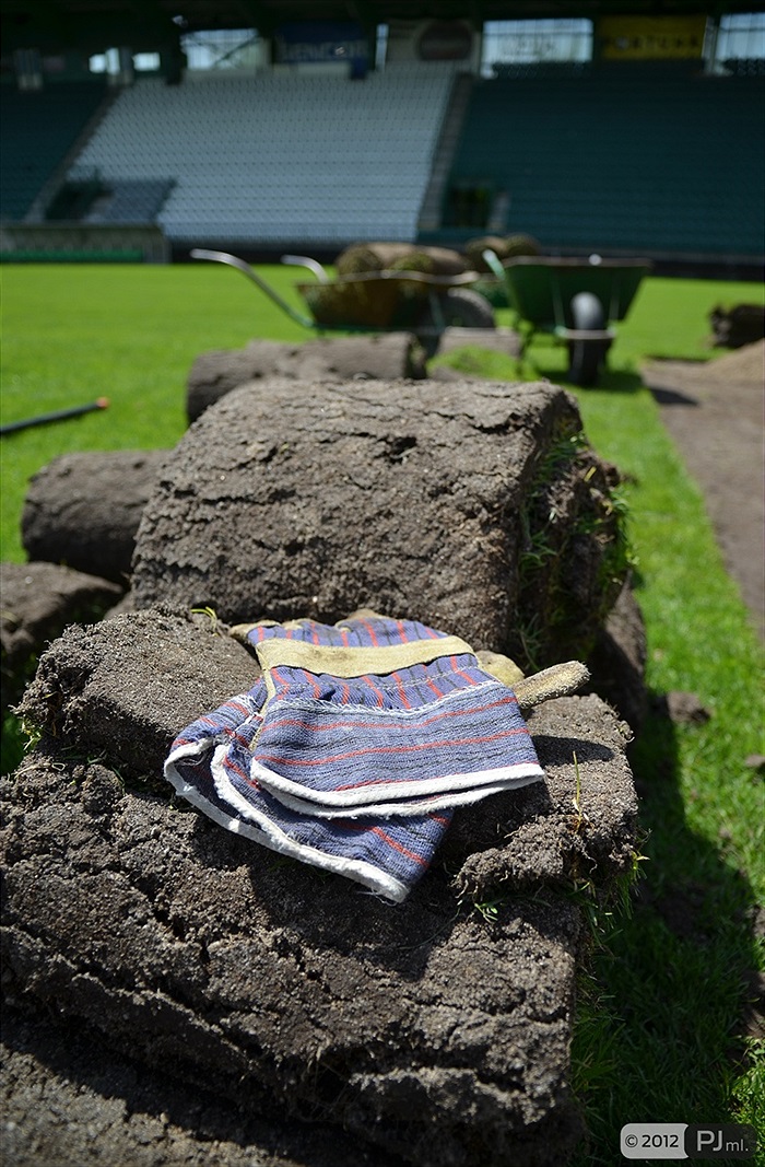 Výměna části trávníku v Ďolíčku