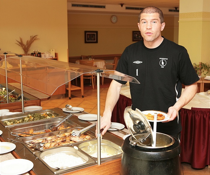 Radek Sňozík při večeři.