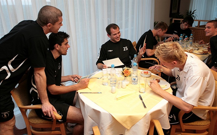 Zábava při večeři.