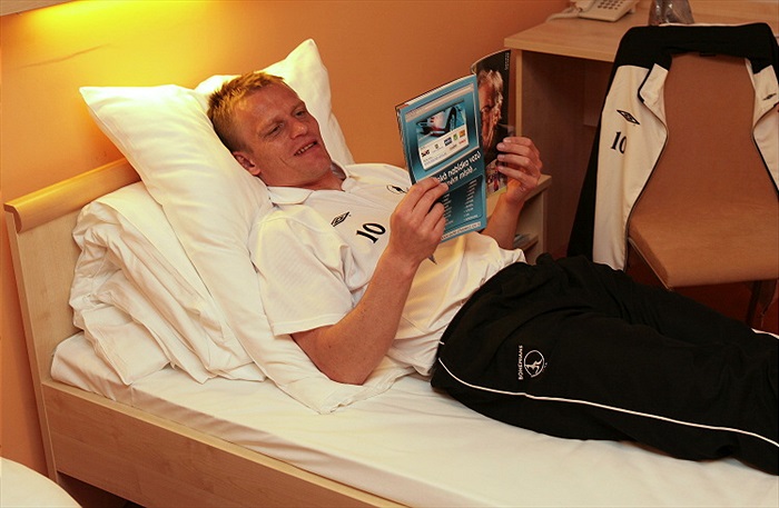 Slezi si krátí čas čtením časopisu.