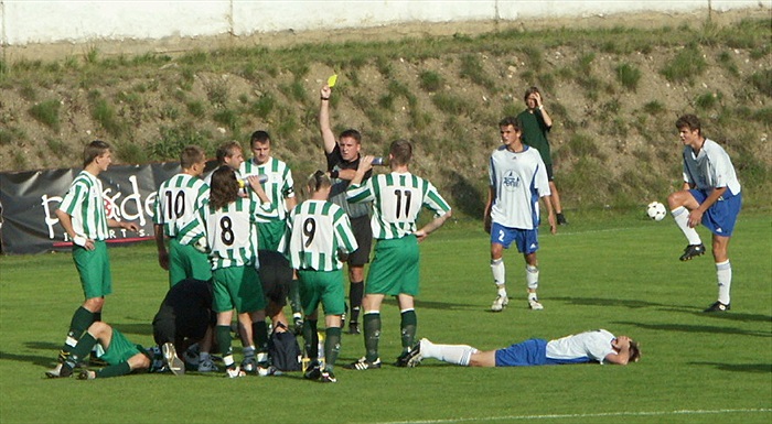 Strkanice na půli hřiště -  Slezák byl rád za žlutou kartu.