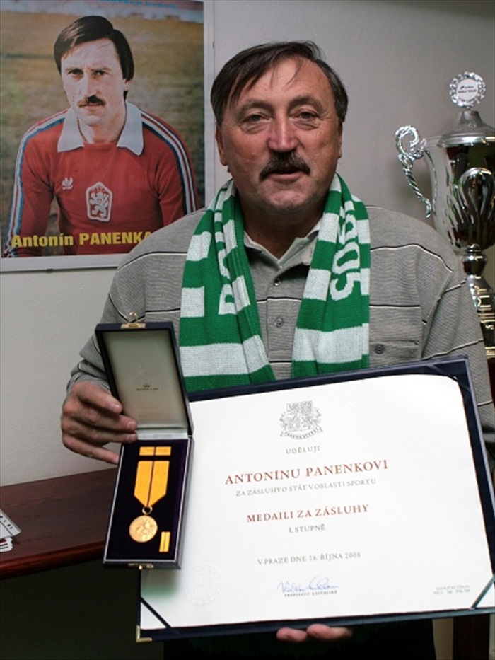 Antonín Panenka s vyznamenáním i listinou.