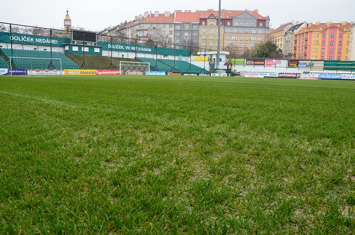 Regenerace hrací plochy před zimní pauzou